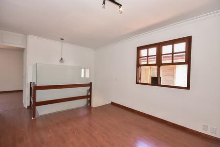 Casa de condomínio para alugar com 300m², 4 quartos e 5 vagasCorredor