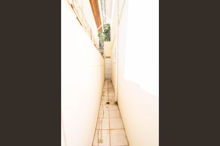 Casa à venda com 144m², 4 quartos e 2 vagas Casa à venda com 144m², 4 quartos e 2 vagasCorredor lateral