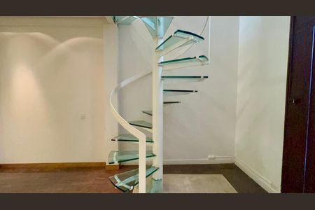 Casa à venda com 120m², 1 quarto e 1 vaga Casa à venda com 120m², 1 quarto e 1 vagaEscada