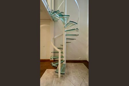 Casa à venda com 120m², 1 quarto e 1 vaga Casa à venda com 120m², 1 quarto e 1 vagaEscada