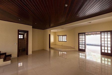 Casa à venda com 4 quartos, 318m² em Itaipu, Niterói