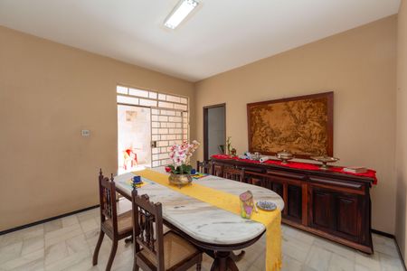 Casa à venda com 720m², 8 quartos e 8 vagasSala