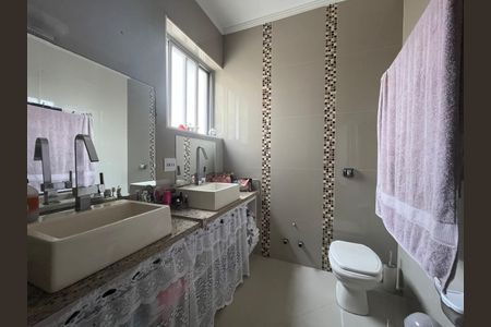 Apartamento à venda com 230m², 3 quartos e 1 vaga Apartamento à venda com 230m², 3 quartos e 1 vagaBanheiro