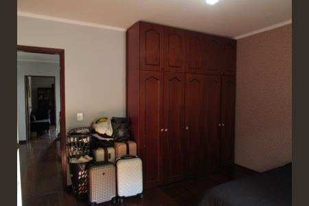 Casa à venda com 356m², 3 quartos e 3 vagasQuarto 