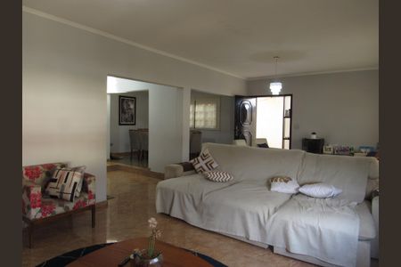 Casa à venda com 356m², 3 quartos e 3 vagasSala