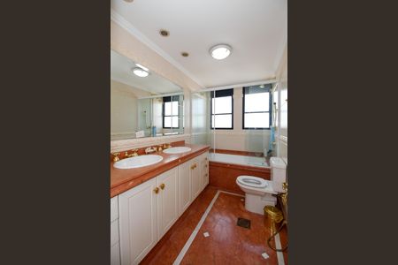 Apartamento à venda com 669m², 5 quartos e 5 vagas Apartamento à venda com 669m², 5 quartos e 5 vagasBanheiro Social 1