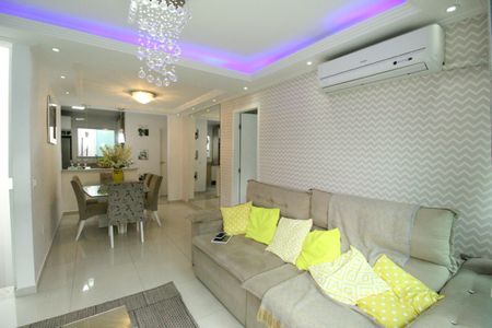 Sala de casa de condomínio à venda com 2 quartos, 200m² em Taquara, Rio de Janeiro