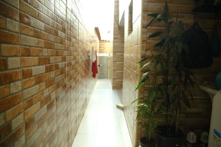 Casa à venda com 230m², 3 quartos e 2 vagasCorredor lateral 