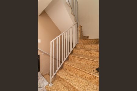 Casa à venda com 183m², 3 quartos e 4 vagasEscada