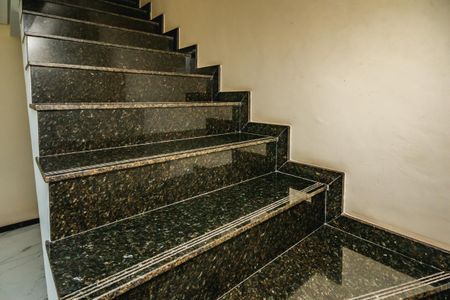 Casa à venda com 180m², 3 quartos e 3 vagasEscada