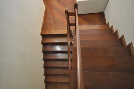 Casa à venda com 650m², 4 quartos e 4 vagasEscada de acesso aos Quartos