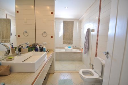 Casa à venda com 650m², 4 quartos e 4 vagasBanheiro da Suíte Master