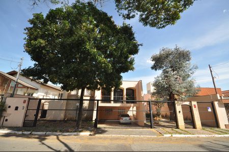 Casa à venda com 650m², 4 quartos e 4 vagas Casa à venda com 650m², 4 quartos e 4 vagasFachada