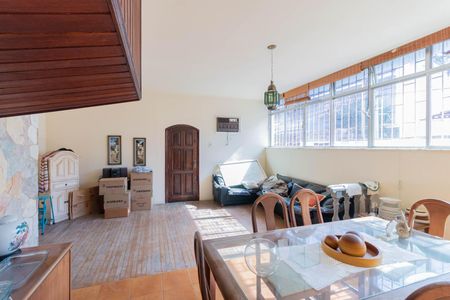 Casa à venda com 220m², 5 quartos e 1 vagaSala