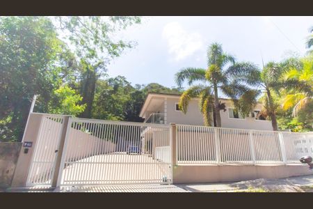 Casa à venda com 140m², 3 quartos e 2 vagas Casa à venda com 140m², 3 quartos e 2 vagasFachada