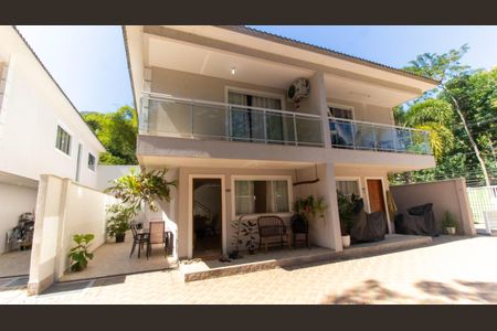 Casa à venda com 140m², 3 quartos e 2 vagas Casa à venda com 140m², 3 quartos e 2 vagasFachada