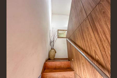 Apartamento à venda com 107m², 3 quartos e 1 vaga Apartamento à venda com 107m², 3 quartos e 1 vagaEscada