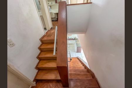 Apartamento à venda com 107m², 3 quartos e 1 vaga Apartamento à venda com 107m², 3 quartos e 1 vagaEscada