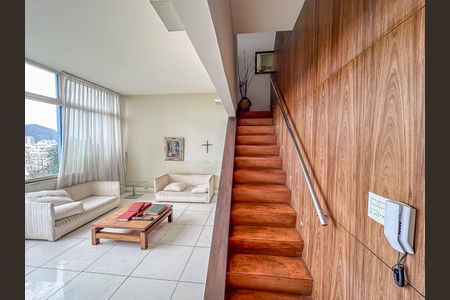 Apartamento à venda com 107m², 3 quartos e 1 vaga Apartamento à venda com 107m², 3 quartos e 1 vagaEscada
