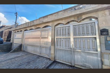 Casa à venda com 300m², 4 quartos e 5 vagas Casa à venda com 300m², 4 quartos e 5 vagasFachada