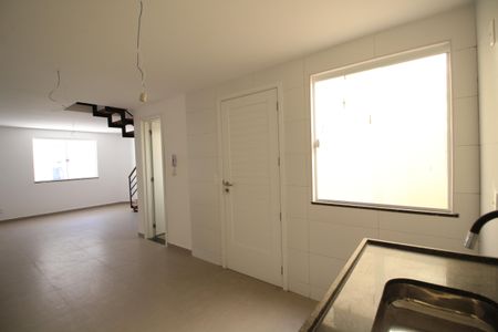 Casa de condomínio à venda com 81m², 2 quartos e 1 vagaLavabo