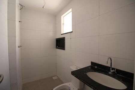 Casa de condomínio à venda com 81m², 2 quartos e 1 vagaSuíte 1 - Banheiro