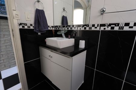 Casa à venda com 250m², 2 quartos e 2 vagasBanheiro Social