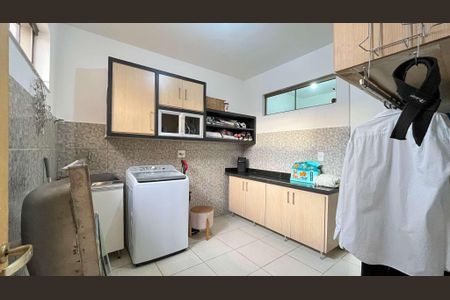 Casa à venda com 308m², 5 quartos e 3 vagas