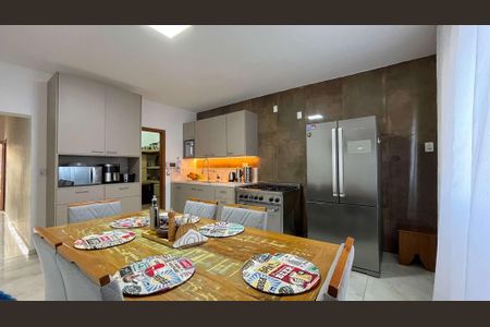 Casa à venda com 308m², 5 quartos e 3 vagas