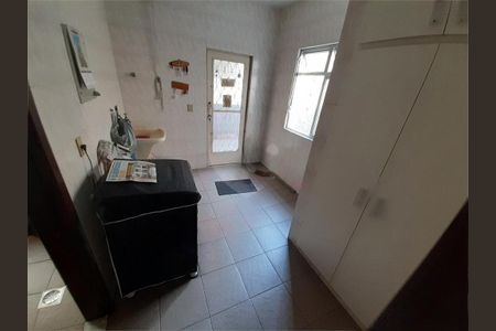 Casa à venda com 220m², 5 quartos e 6 vagas