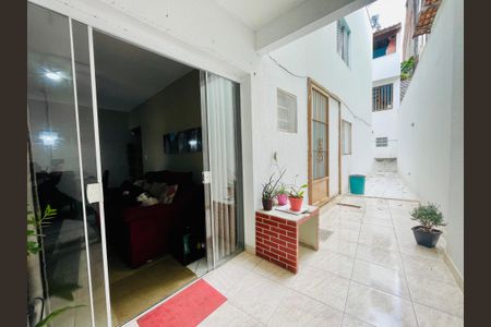 Casa à venda com 200m², 3 quartos e 2 vagas Casa à venda com 200m², 3 quartos e 2 vagasEntrada