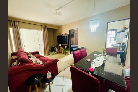 Casa à venda com 200m², 3 quartos e 2 vagas Casa à venda com 200m², 3 quartos e 2 vagasSala