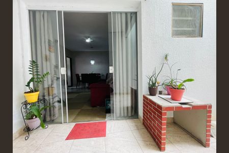 Casa à venda com 200m², 3 quartos e 2 vagas Casa à venda com 200m², 3 quartos e 2 vagasEntrada