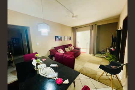 Casa à venda com 200m², 3 quartos e 2 vagas Casa à venda com 200m², 3 quartos e 2 vagasSala
