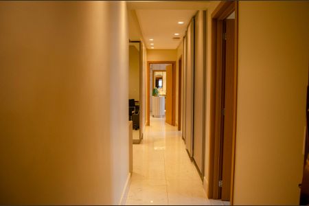 Apartamento para alugar com 177m², 3 quartos e 3 vagas Apartamento para alugar com 177m², 3 quartos e 3 vagasCorredor