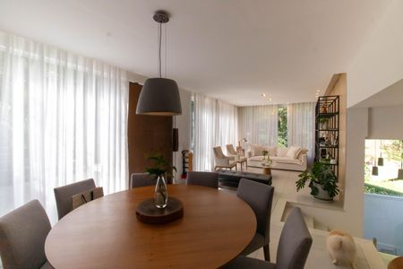 Casa de condomínio à venda com 400m², 5 quartos e 2 vagas Casa de condomínio à venda com 400m², 5 quartos e 2 vagasSala