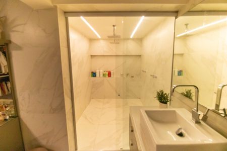 Casa de condomínio à venda com 400m², 5 quartos e 2 vagas Casa de condomínio à venda com 400m², 5 quartos e 2 vagasBanheiro da Suíte 1
