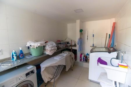 Casa de condomínio à venda com 400m², 5 quartos e 2 vagas Casa de condomínio à venda com 400m², 5 quartos e 2 vagasÁrea de Serviço
