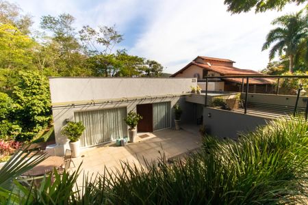 Casa de condomínio à venda com 400m², 5 quartos e 2 vagas Casa de condomínio à venda com 400m², 5 quartos e 2 vagasFachada