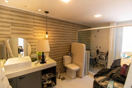 Casa de condomínio à venda com 400m², 5 quartos e 2 vagas Casa de condomínio à venda com 400m², 5 quartos e 2 vagasBanheiro da Suíte 2