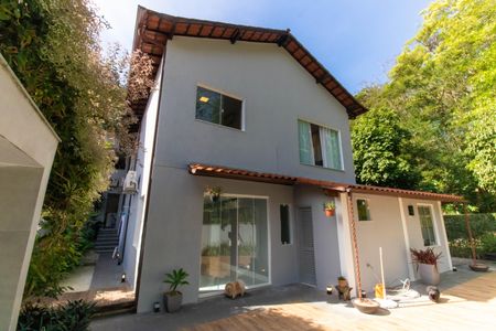Casa de condomínio à venda com 400m², 5 quartos e 2 vagas Casa de condomínio à venda com 400m², 5 quartos e 2 vagasFachada