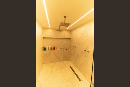 Casa de condomínio à venda com 400m², 5 quartos e 2 vagas Casa de condomínio à venda com 400m², 5 quartos e 2 vagasBanheiro da Suíte 1