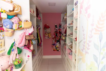 Casa de condomínio à venda com 400m², 5 quartos e 2 vagas Casa de condomínio à venda com 400m², 5 quartos e 2 vagasCloset da suíte 3