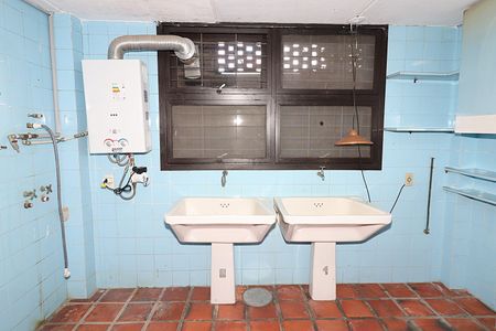 Casa para alugar com 338m², 5 quartos e 4 vagasBanheiro - Salão de festas