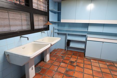 Casa para alugar com 338m², 5 quartos e 4 vagasBanheiro - Salão de festas