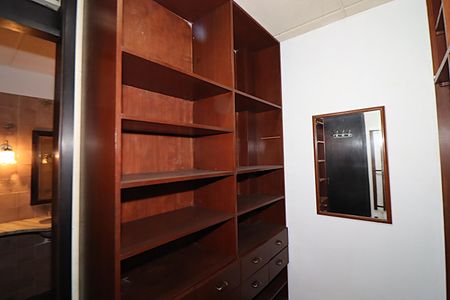 Casa para alugar com 338m², 5 quartos e 4 vagasSuíte - Closet