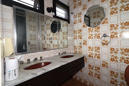 Casa para alugar com 338m², 5 quartos e 4 vagasBanheiro 3 - Torneira