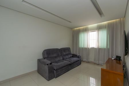 Casa à venda com 360m², 3 quartos e 5 vagas Casa à venda com 360m², 3 quartos e 5 vagasSala