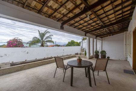 Casa à venda com 360m², 3 quartos e 5 vagas Casa à venda com 360m², 3 quartos e 5 vagasHall de entrada