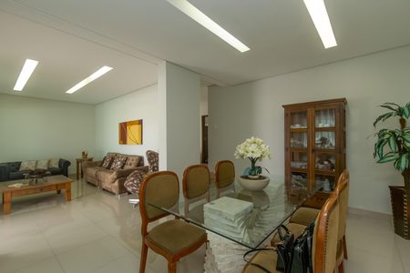 Casa à venda com 360m², 3 quartos e 5 vagas Casa à venda com 360m², 3 quartos e 5 vagasSala